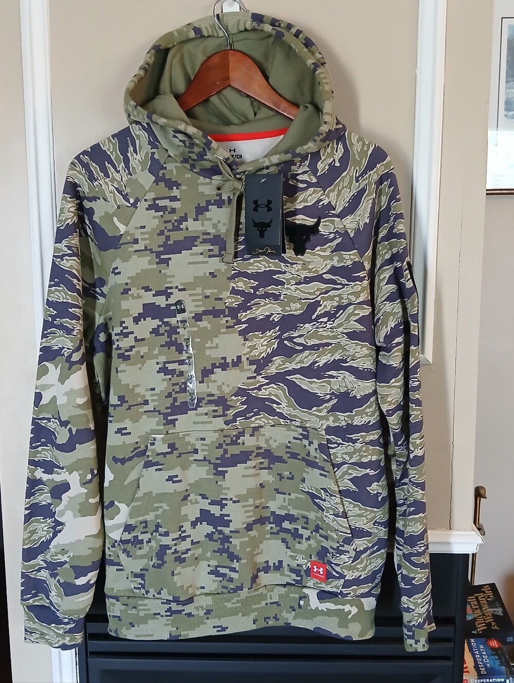 Under Armour Project Rock Camo Vet Day Hoodie Men's Size Small NWT